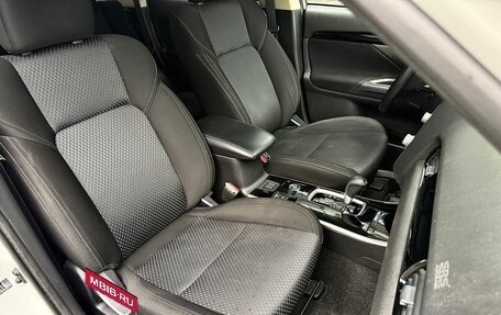 Mitsubishi Outlander III рестайлинг 3, 2021 год, 2 715 000 рублей, 14 фотография