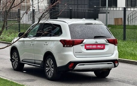 Mitsubishi Outlander III рестайлинг 3, 2021 год, 2 715 000 рублей, 5 фотография
