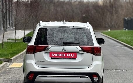 Mitsubishi Outlander III рестайлинг 3, 2021 год, 2 715 000 рублей, 6 фотография