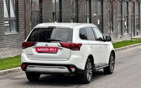Mitsubishi Outlander III рестайлинг 3, 2021 год, 2 715 000 рублей, 7 фотография