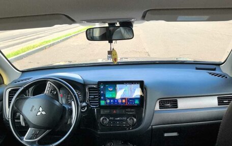 Mitsubishi Outlander III рестайлинг 3, 2013 год, 1 300 000 рублей, 10 фотография