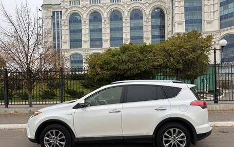 Toyota RAV4, 2017 год, 3 299 999 рублей, 2 фотография