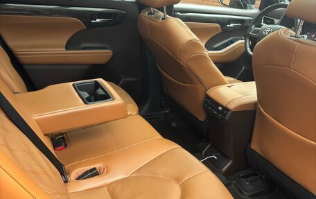 Toyota Highlander, 2022 год, 6 200 000 рублей, 8 фотография