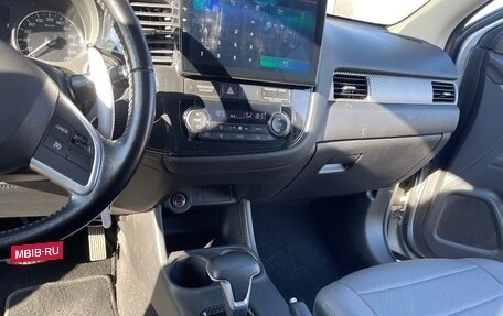 Mitsubishi Outlander III рестайлинг 3, 2013 год, 1 400 000 рублей, 4 фотография