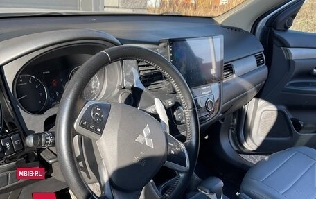 Mitsubishi Outlander III рестайлинг 3, 2013 год, 1 400 000 рублей, 3 фотография