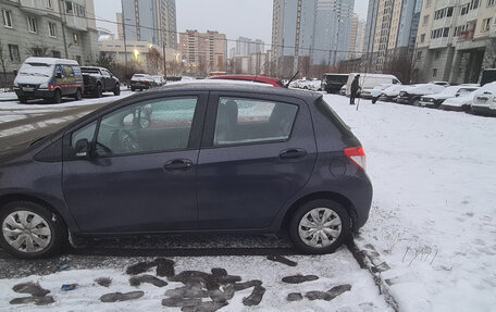 Toyota Yaris XP150 рестайлинг, 2013 год, 880 000 рублей, 2 фотография