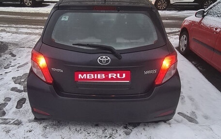 Toyota Yaris XP150 рестайлинг, 2013 год, 880 000 рублей, 4 фотография