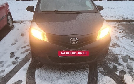 Toyota Yaris XP150 рестайлинг, 2013 год, 880 000 рублей, 5 фотография