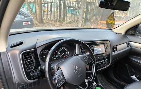 Mitsubishi Outlander III рестайлинг 3, 2015 год, 1 820 000 рублей, 7 фотография