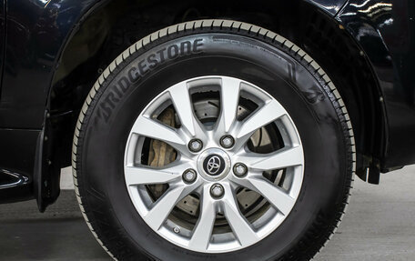 Toyota Land Cruiser 200, 2015 год, 4 498 000 рублей, 23 фотография