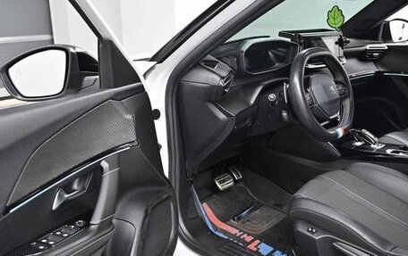 Peugeot 2008 II, 2021 год, 1 579 000 рублей, 11 фотография