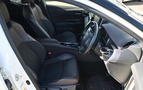 Toyota C-HR I рестайлинг, 2022 год, 1 750 000 рублей, 9 фотография