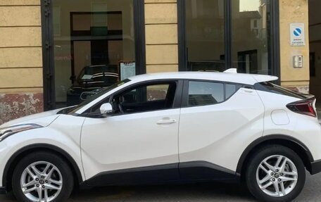 Toyota C-HR I рестайлинг, 2022 год, 1 650 000 рублей, 8 фотография