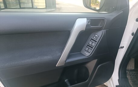 Toyota Land Cruiser Prado 150 рестайлинг 2, 2015 год, 3 400 000 рублей, 9 фотография