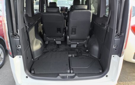 Honda Stepwgn, 2022 год, 2 400 000 рублей, 28 фотография