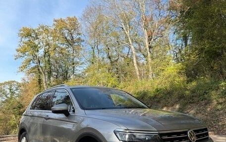 Volkswagen Tiguan II, 2018 год, 2 400 000 рублей, 1 фотография