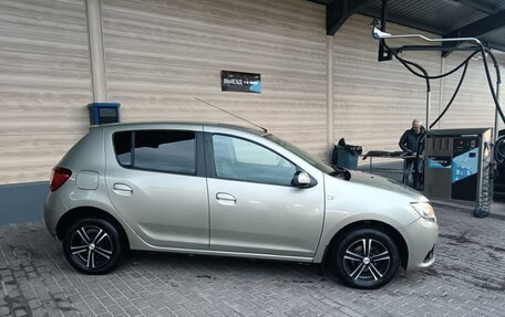 Renault Sandero II рестайлинг, 2015 год, 650 000 рублей, 2 фотография