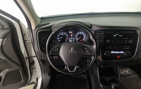 Mitsubishi Outlander III рестайлинг 3, 2015 год, 1 515 000 рублей, 11 фотография