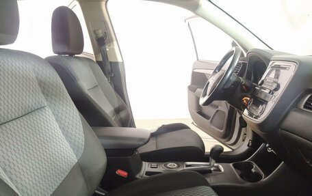 Mitsubishi Outlander III рестайлинг 3, 2015 год, 1 515 000 рублей, 15 фотография