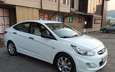 Hyundai Solaris II рестайлинг, 2013 год, 1 200 000 рублей, 2 фотография
