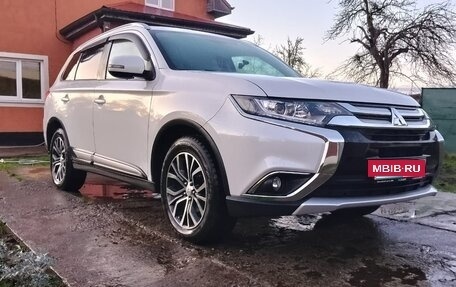 Mitsubishi Outlander III рестайлинг 3, 2017 год, 1 730 000 рублей, 2 фотография