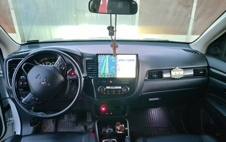 Mitsubishi Outlander III рестайлинг 3, 2017 год, 1 730 000 рублей, 6 фотография