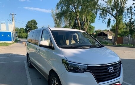 Hyundai H-1 II рестайлинг, 2018 год, 3 100 000 рублей, 2 фотография