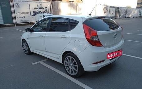 Hyundai Solaris II рестайлинг, 2015 год, 1 030 000 рублей, 3 фотография
