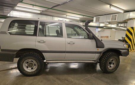 Toyota Land Cruiser 100 рестайлинг 2, 2003 год, 3 200 000 рублей, 3 фотография