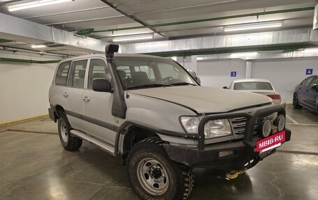 Toyota Land Cruiser 100 рестайлинг 2, 2003 год, 3 200 000 рублей, 2 фотография