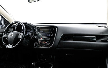 Mitsubishi Outlander III рестайлинг 3, 2019 год, 1 999 000 рублей, 9 фотография