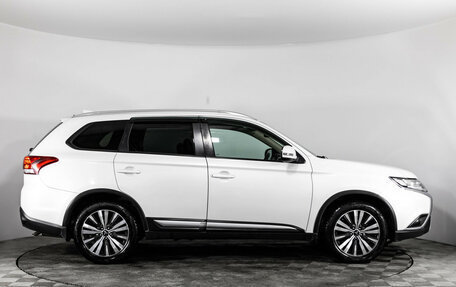 Mitsubishi Outlander III рестайлинг 3, 2019 год, 1 999 000 рублей, 4 фотография