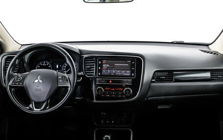 Mitsubishi Outlander III рестайлинг 3, 2019 год, 1 999 000 рублей, 10 фотография