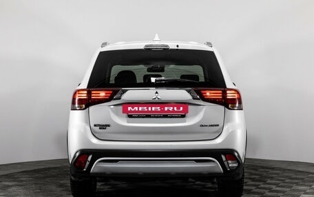 Mitsubishi Outlander III рестайлинг 3, 2019 год, 1 999 000 рублей, 6 фотография