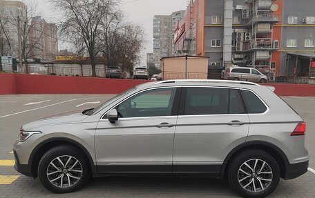 Volkswagen Tiguan II, 2021 год, 2 600 000 рублей, 2 фотография