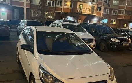 Hyundai Solaris II рестайлинг, 2012 год, 600 000 рублей, 1 фотография