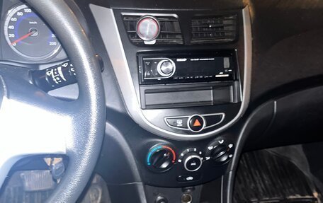 Hyundai Solaris II рестайлинг, 2012 год, 600 000 рублей, 5 фотография