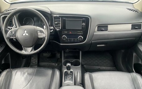 Mitsubishi Outlander III рестайлинг 3, 2013 год, 1 100 000 рублей, 10 фотография