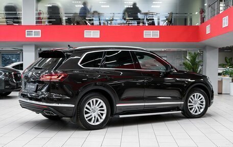 Volkswagen Touareg III, 2018 год, 3 999 000 рублей, 2 фотография