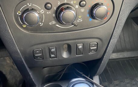 Renault Logan II, 2018 год, 630 000 рублей, 7 фотография