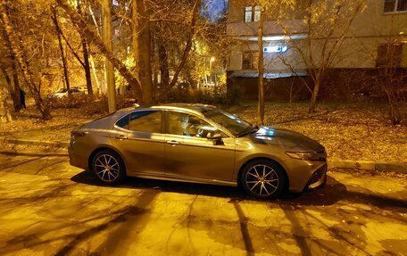 Toyota Camry, 2021 год, 3 100 000 рублей, 4 фотография