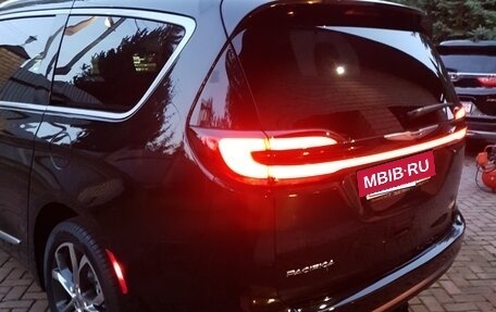 Chrysler Pacifica (RU), 2022 год, 6 900 000 рублей, 29 фотография