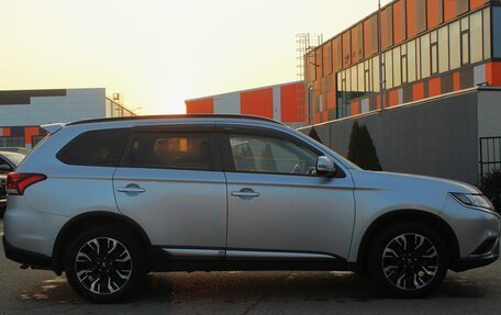 Mitsubishi Outlander III рестайлинг 3, 2021 год, 2 050 000 рублей, 8 фотография