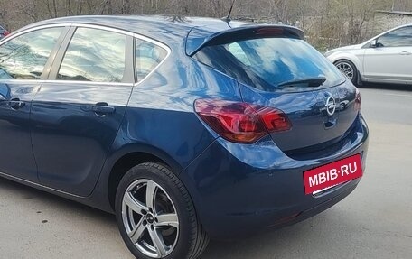 Opel Astra J, 2011 год, 730 000 рублей, 3 фотография