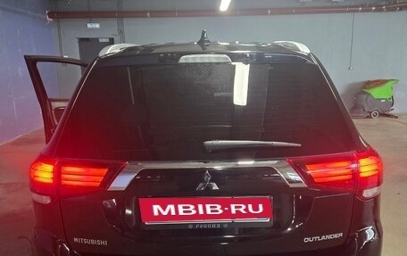 Mitsubishi Outlander III рестайлинг 3, 2018 год, 1 650 000 рублей, 6 фотография