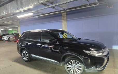 Mitsubishi Outlander III рестайлинг 3, 2018 год, 1 650 000 рублей, 13 фотография