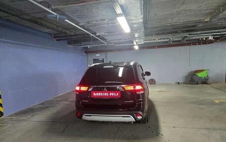 Mitsubishi Outlander III рестайлинг 3, 2018 год, 1 650 000 рублей, 12 фотография