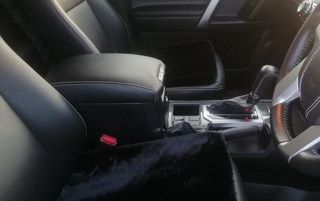 Toyota Land Cruiser Prado 150 рестайлинг 2, 2015 год, 3 700 000 рублей, 7 фотография