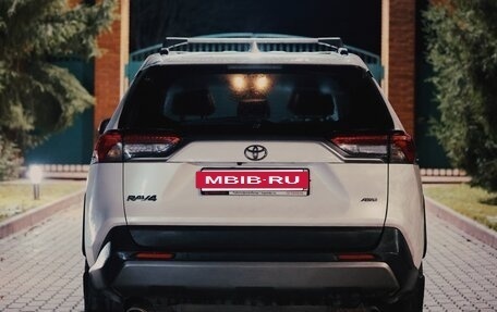 Toyota RAV4, 2021 год, 3 300 000 рублей, 2 фотография