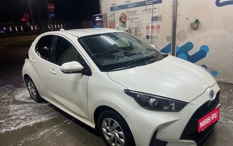 Toyota Yaris, 2021 год, 1 250 000 рублей, 3 фотография